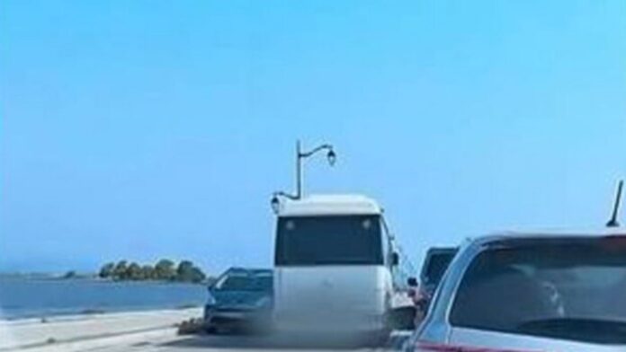 Λευκάδα: Τουριστικό λεωφορείο κάνει επικίνδυνη προσπέραση στη γέφυρα