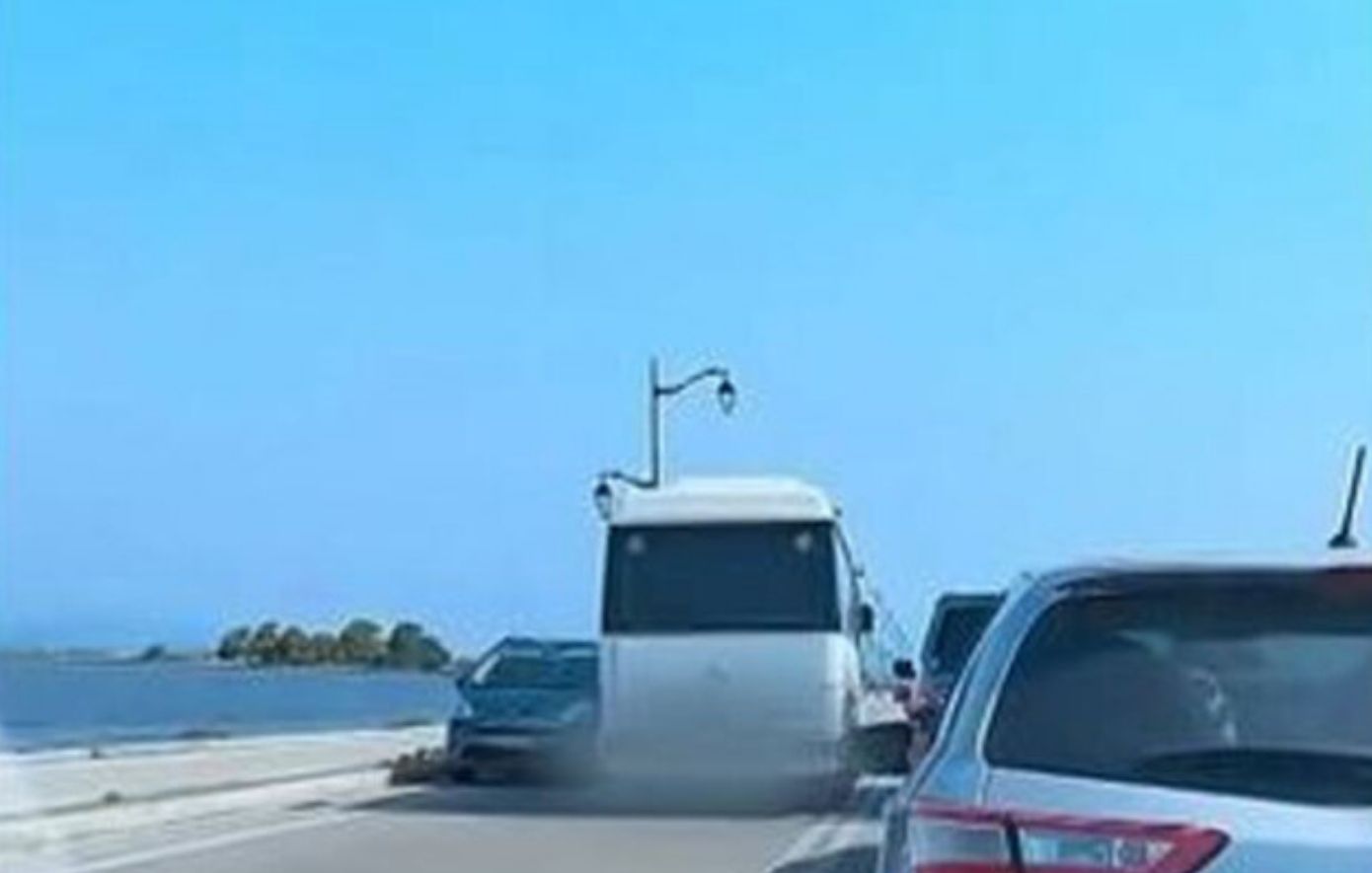 Λευκάδα: Τουριστικό λεωφορείο κάνει επικίνδυνη προσπέραση στη γέφυρα