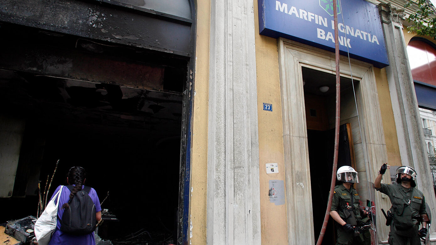Υπόθεση Marfin: Σήμερα στην Ελλάδα, αύριο σε εισαγγελέα και ανακριτή η 46χρονη – Σε Μαλανδρίνο και Ναύπλιο οι άλλοι δύο κατηγορούμενοι