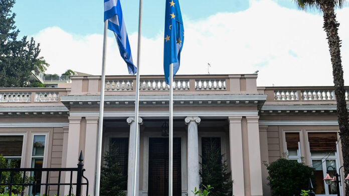 Κυβερνητικές πηγές κατά ΠΑΣΟΚ: Καμία απάντηση για Στουρνάρα, λαθροχειρία οι ισχυρισμοί για τους Σπαρτιάτες