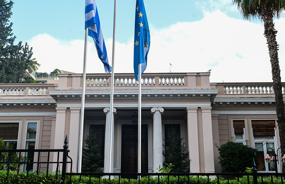 Κυβερνητικές πηγές κατά ΠΑΣΟΚ: Καμία απάντηση για Στουρνάρα, λαθροχειρία οι ισχυρισμοί για τους Σπαρτιάτες