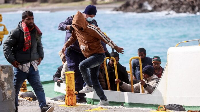 Άφιξη μεταναστών στα νότια της Κρήτης – Εντοπίστηκε λέμβος με 39 άτομα