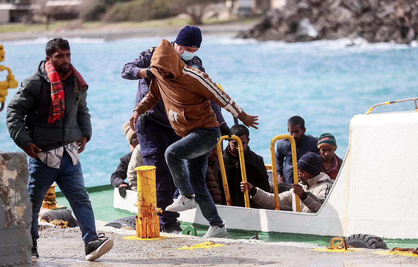 Άφιξη μεταναστών στα νότια της Κρήτης – Εντοπίστηκε λέμβος με 39 άτομα