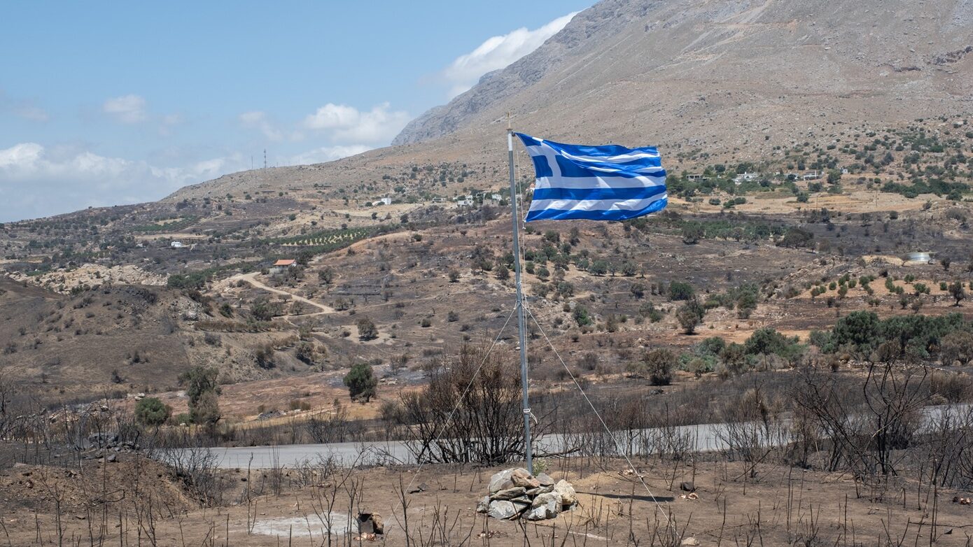 Ελληνική σημαία στο σημείο που βρέθηκαν νεκροί οι δύο πυροσβέστες στο Ρέθυμνο