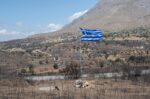 Ελληνική σημαία στο σημείο που βρέθηκαν νεκροί οι δύο πυροσβέστες στο Ρέθυμνο