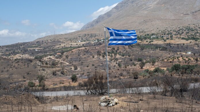 Ελληνική σημαία στο σημείο που βρέθηκαν νεκροί οι δύο πυροσβέστες στο Ρέθυμνο