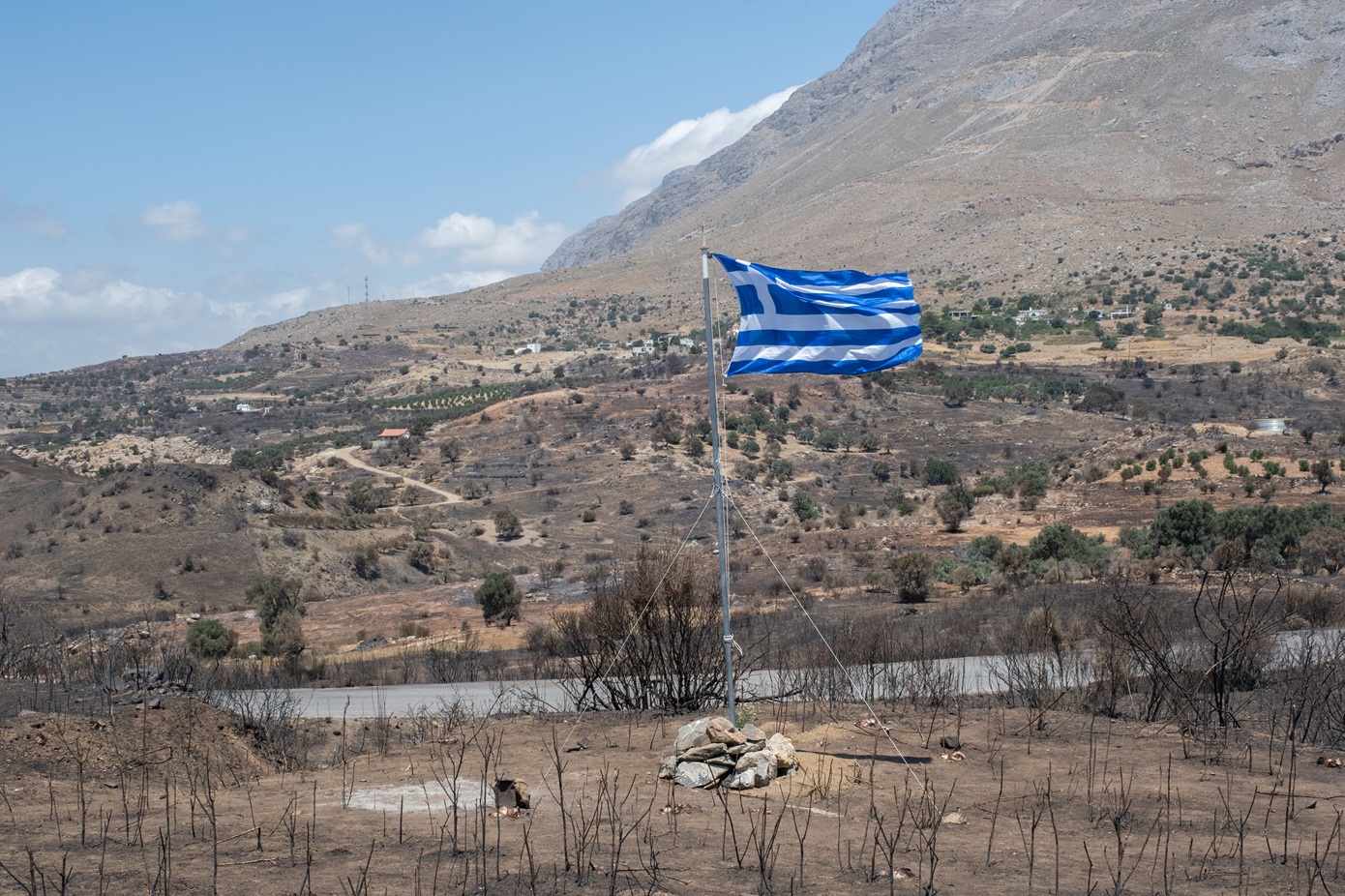 Ελληνική σημαία στο σημείο που βρέθηκαν νεκροί οι δύο πυροσβέστες στο Ρέθυμνο