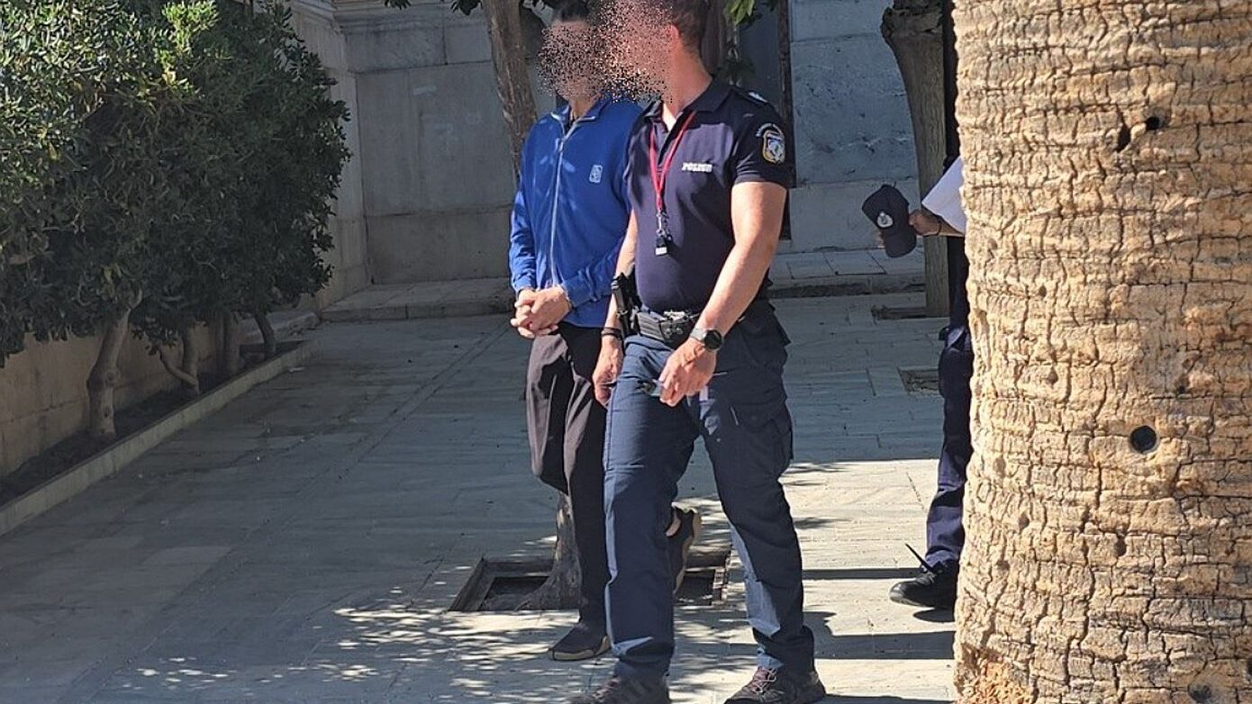 57χρονος συνελήφθη στη Μύκονο – Στα δικαστήρια της Σύρου για εκβιασμό