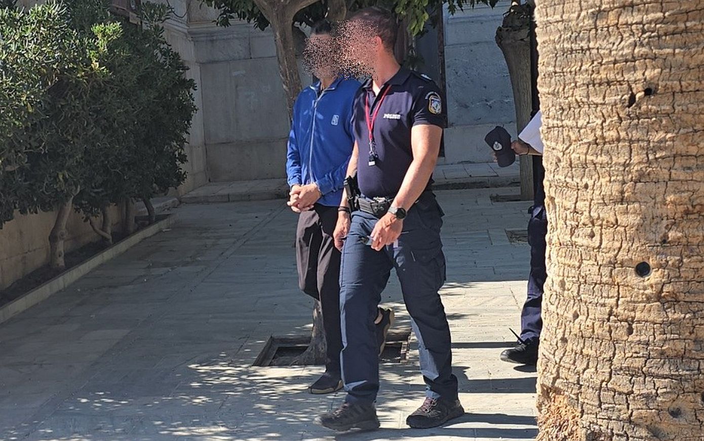 57χρονος συνελήφθη στη Μύκονο – Στα δικαστήρια της Σύρου για εκβιασμό