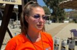 Η ναυαγοσώστρια που έσωσε τη 16χρονη Γαλλίδα από τη θάλασσα μιλά για το περιστατικό: «Είχε υποστεί τραύμα στον αυχένα και τη σπονδυλική της στήλη»