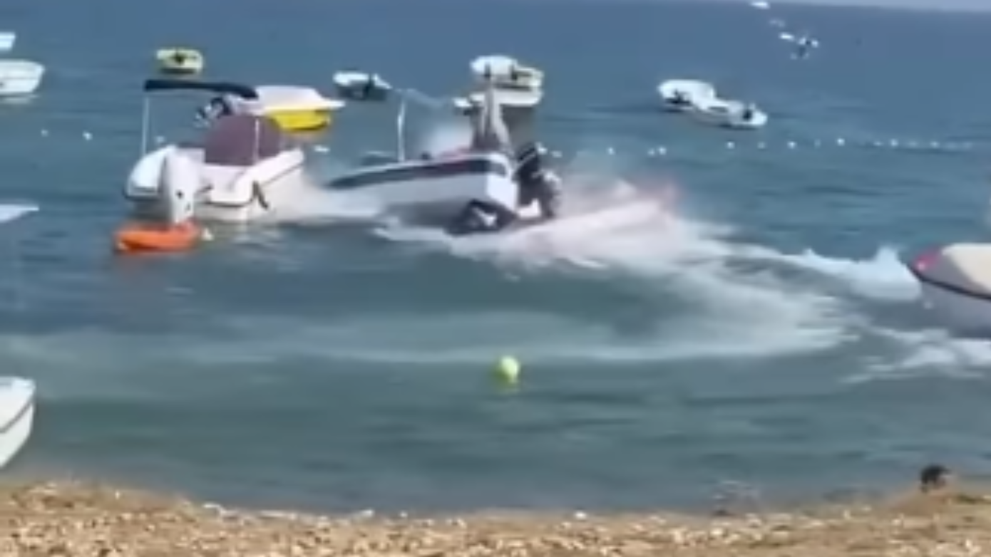 Ταχύπλοο στη Νάξο εκτός ελέγχου «καβάλησε» δύο σκάφη δίπλα σε λουόμενους – Βίντεο από τη στιγμή της πρόσκρουσης