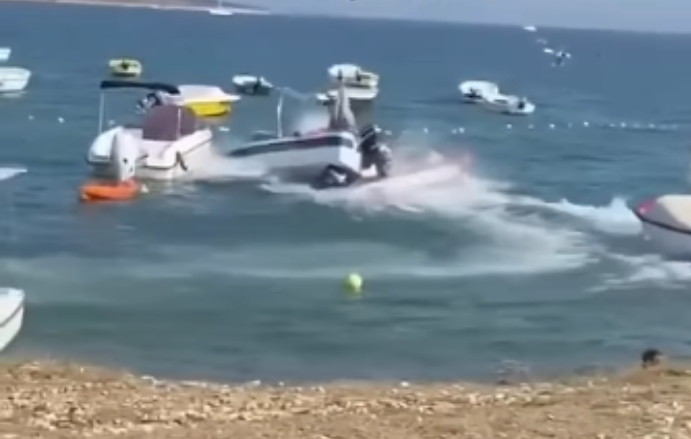 Ταχύπλοο στη Νάξο εκτός ελέγχου «καβάλησε» δύο σκάφη δίπλα σε λουόμενους – Βίντεο από τη στιγμή της πρόσκρουσης