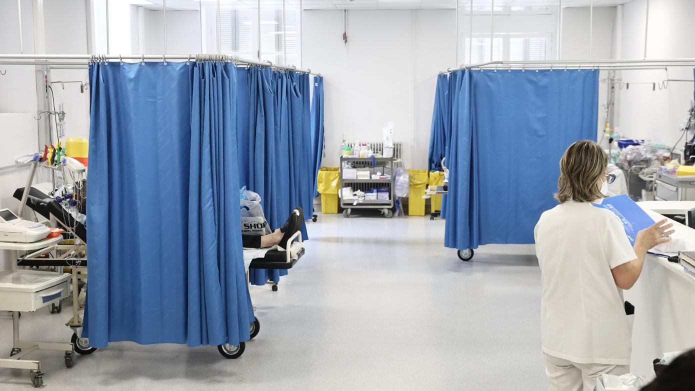 Επίθεση σε νοσηλεύτρια στα επείγοντα του Ερυθρού Σταυρού: «Την άρπαξε από τα μαλλιά, της κατάφερε γροθιές»