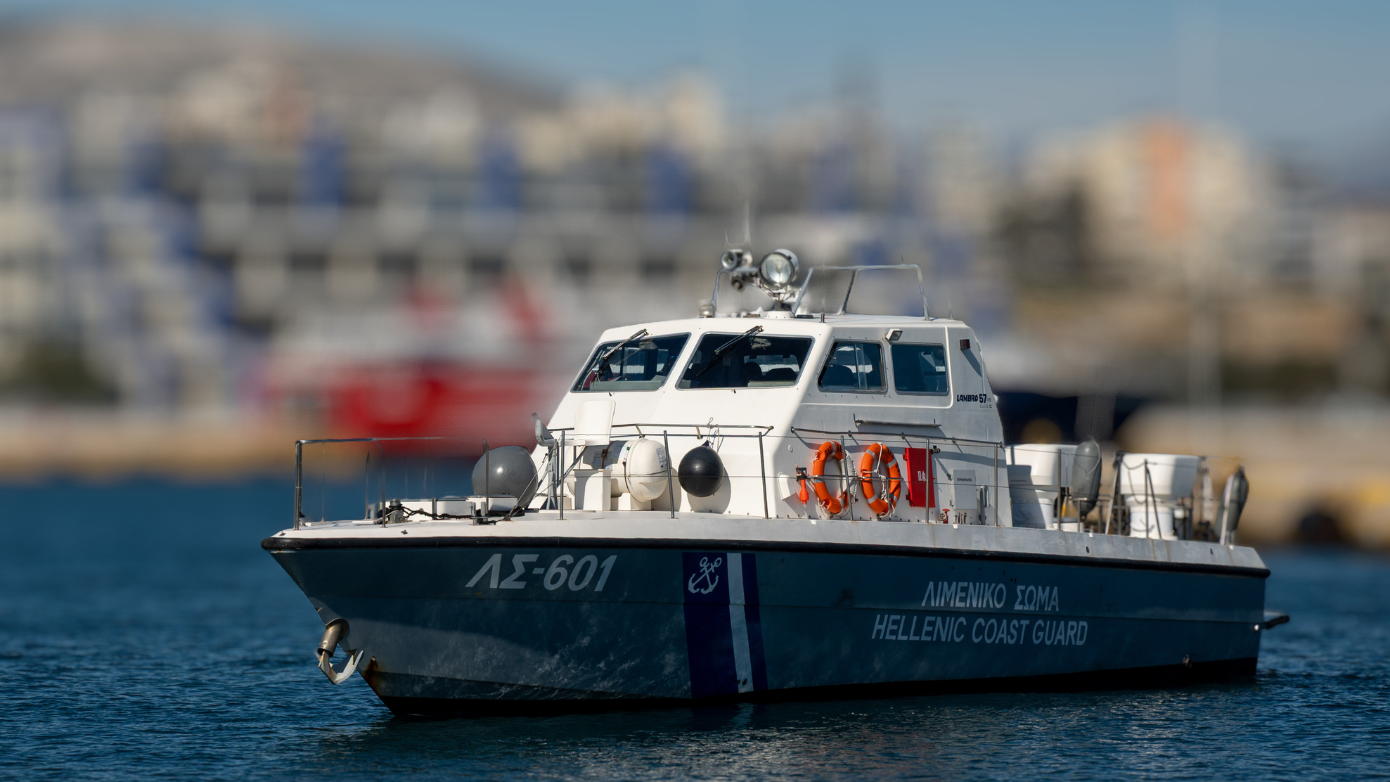 Φωτιά σε σκάφος στο Πόρτο Ράφτη: Η διάσωση από το Λιμενικό