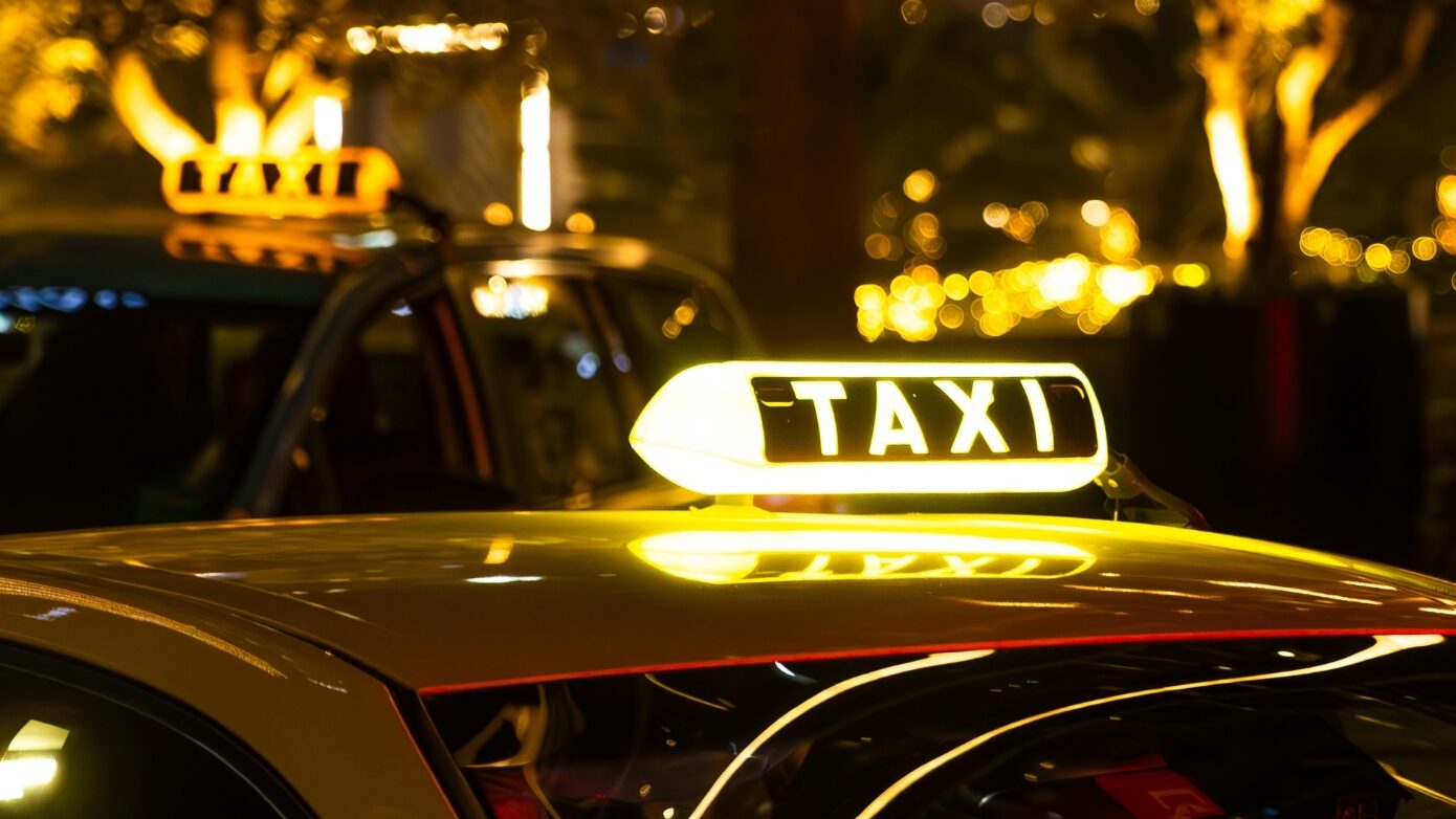 Οδηγός ταξί πήρε 600 ευρώ από οικογένεια τουριστών με απειλή βίας – Ερευνάται και άλλη καταγγελία σε βάρος του