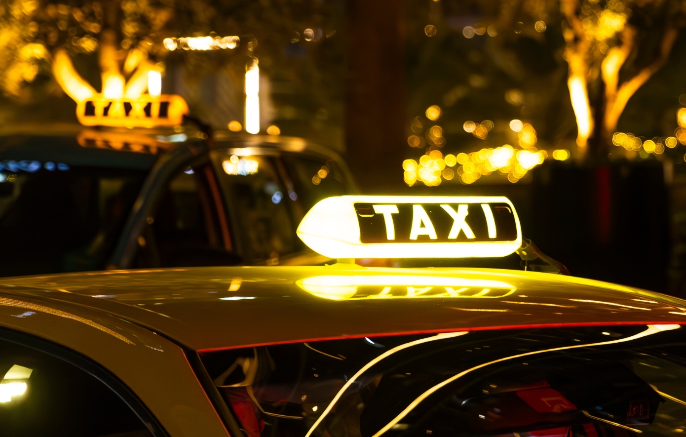 Οδηγός ταξί πήρε 600 ευρώ από οικογένεια τουριστών με απειλή βίας – Ερευνάται και άλλη καταγγελία σε βάρος του