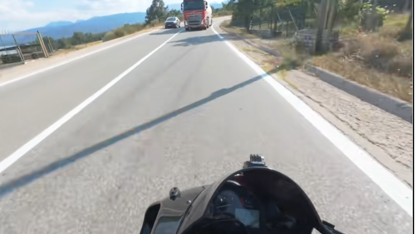 Βυτιοφόρο κάνει επικίνδυνη προσπέραση πάνω σε στροφή – «Παραλίγο να πεθάνουμε» φωνάζει μοτοσικλετιστής