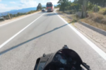 Βυτιοφόρο κάνει επικίνδυνη προσπέραση πάνω σε στροφή – «Παραλίγο να πεθάνουμε» φωνάζει μοτοσικλετιστής