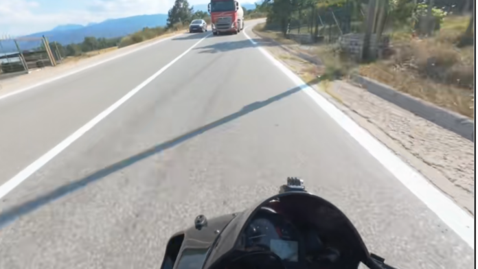 Βυτιοφόρο κάνει επικίνδυνη προσπέραση πάνω σε στροφή – «Παραλίγο να πεθάνουμε» φωνάζει μοτοσικλετιστής