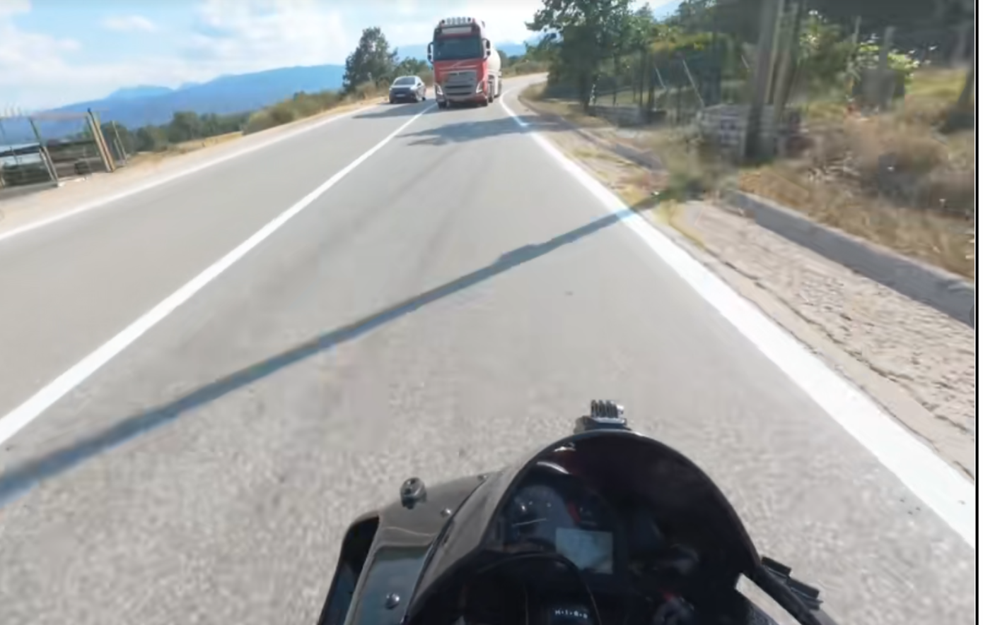 Βυτιοφόρο κάνει επικίνδυνη προσπέραση πάνω σε στροφή – «Παραλίγο να πεθάνουμε» φωνάζει μοτοσικλετιστής