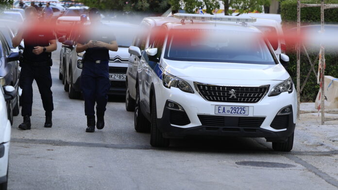 Γυναικοκτονία στη Νέα Σμύρνη: «Η αδερφή της κοπέλας γνώριζε, της είχε δείξει και το όπλο»