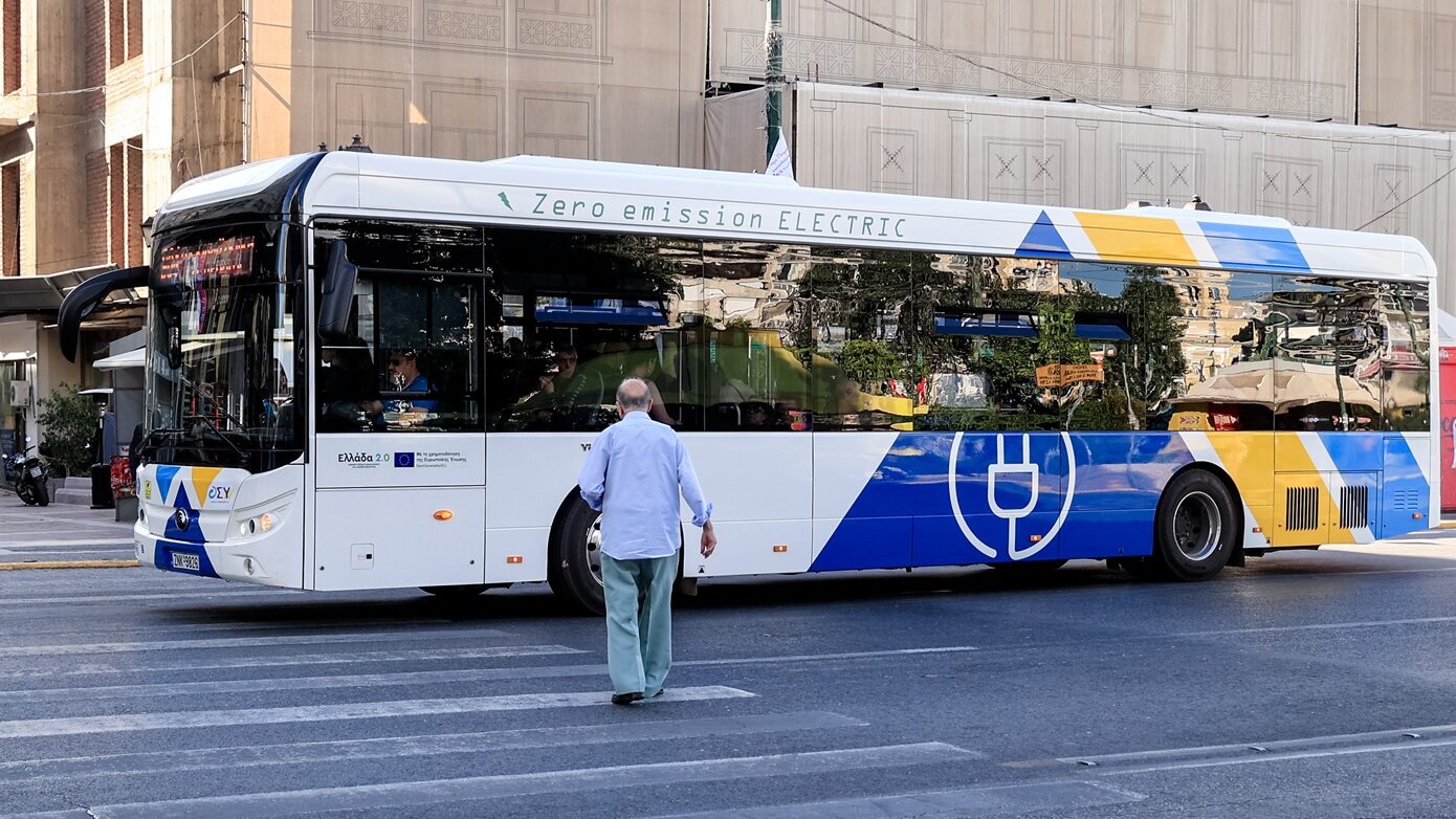 Οδηγός λεωφορείου απειλεί ηλικιωμένο επιβάτη: «Θα στη στήσω και θα σε σακατέψω» – Βίντεο