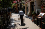 Συνταξιούχοι από την Αθήνα: «Δεν θα πάω διακοπές, δεν φτάνει η σύνταξη» – εξηγούν την άλλη πλευρά του καλοκαιριού