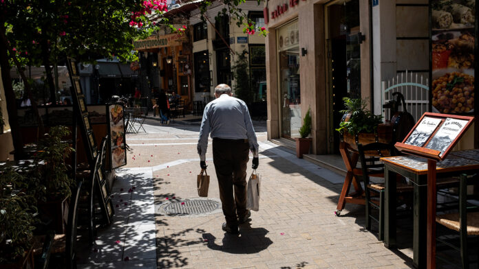Συνταξιούχοι από την Αθήνα: «Δεν θα πάω διακοπές, δεν φτάνει η σύνταξη» – εξηγούν την άλλη πλευρά του καλοκαιριού