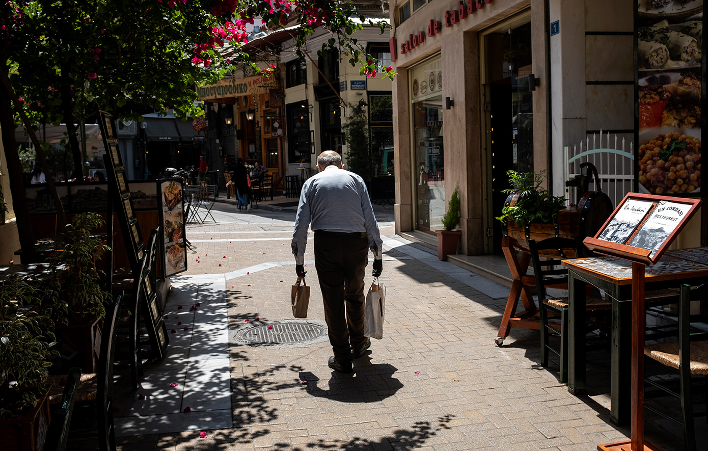 Συνταξιούχοι από την Αθήνα: «Δεν θα πάω διακοπές, δεν φτάνει η σύνταξη» – εξηγούν την άλλη πλευρά του καλοκαιριού