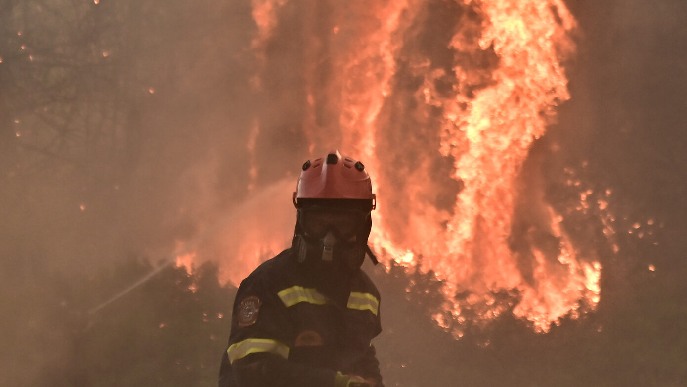 Φωτιά στο Νεοχώρι Πρέβεζας: Ήχησε το 112, στη μάχη και εναέρια μέσα