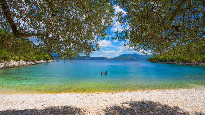 Πρόστιμα σε παραλίες σε Ρόδο, Καβάλα, Σκιάθο και Κέρκυρα – Παραβάσεις σε καντίνες και μαγαζιά