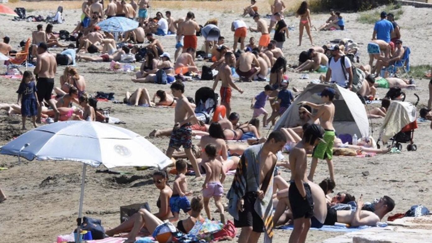 Καύσωνας: Πού «χτύπησε» 40άρια ο υδράργυρος – Κοσμοσυρροή στις παραλίες – Βίντεο