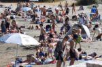 Καύσωνας: Πού «χτύπησε» 40άρια ο υδράργυρος – Κοσμοσυρροή στις παραλίες – Βίντεο