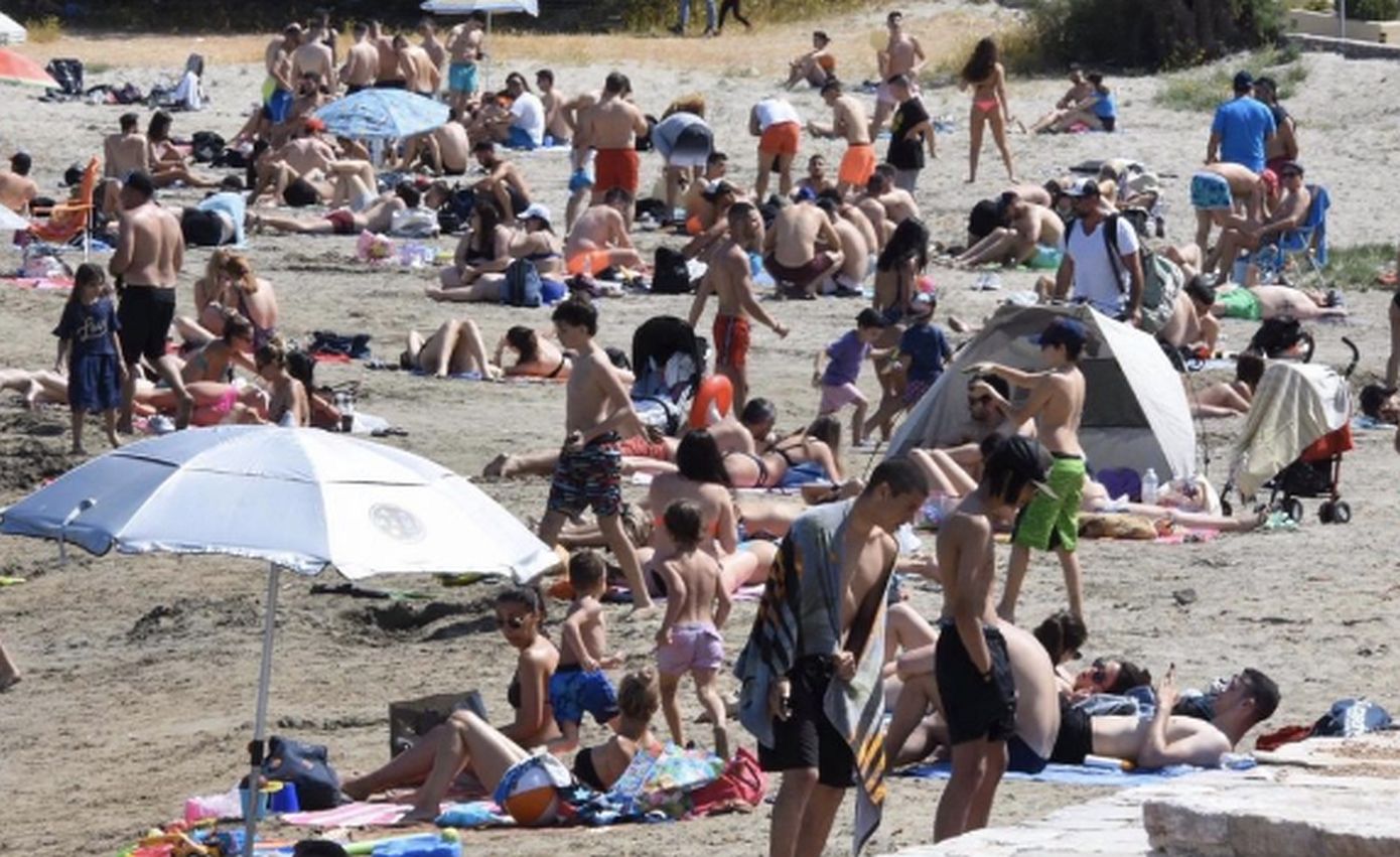Καύσωνας: Πού «χτύπησε» 40άρια ο υδράργυρος – Κοσμοσυρροή στις παραλίες – Βίντεο