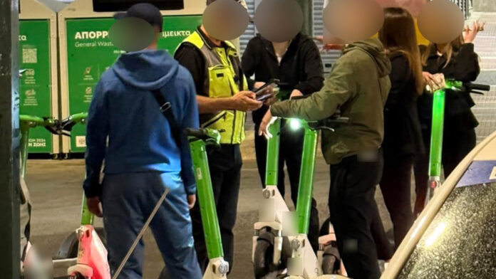 Τροχαία: Μπαράζ ελέγχων για ηλεκτρικά πατίνια στην Αττική με 115 παραβάσεις και σύλληψη μεθυσμένου οδηγού
