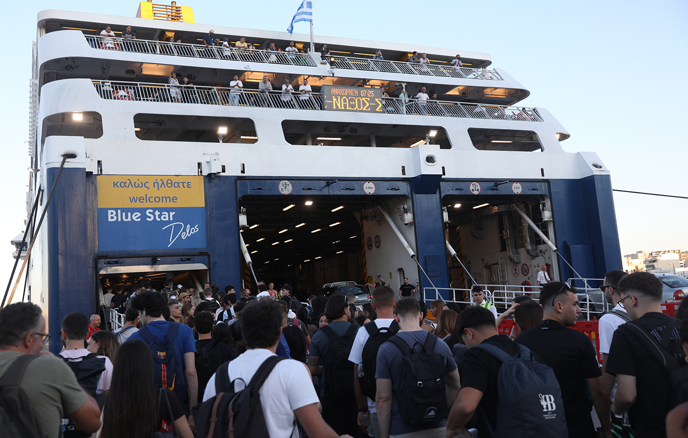 Πειραιάς: Καθυστερήσεις και αυξημένη κίνηση στο λιμάνι λόγω εκδρομέων