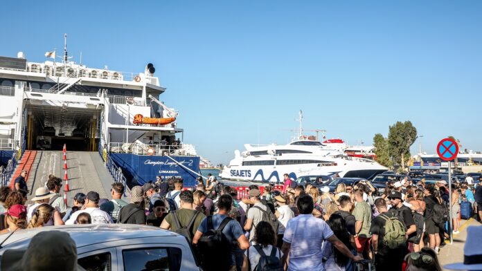 Πάνω από 129.000 επιβάτες αναχώρησαν από τα λιμάνια της Αττικής το τριήμερο – Γεμάτα τα λεωφορεία των ΚΤΕΛ