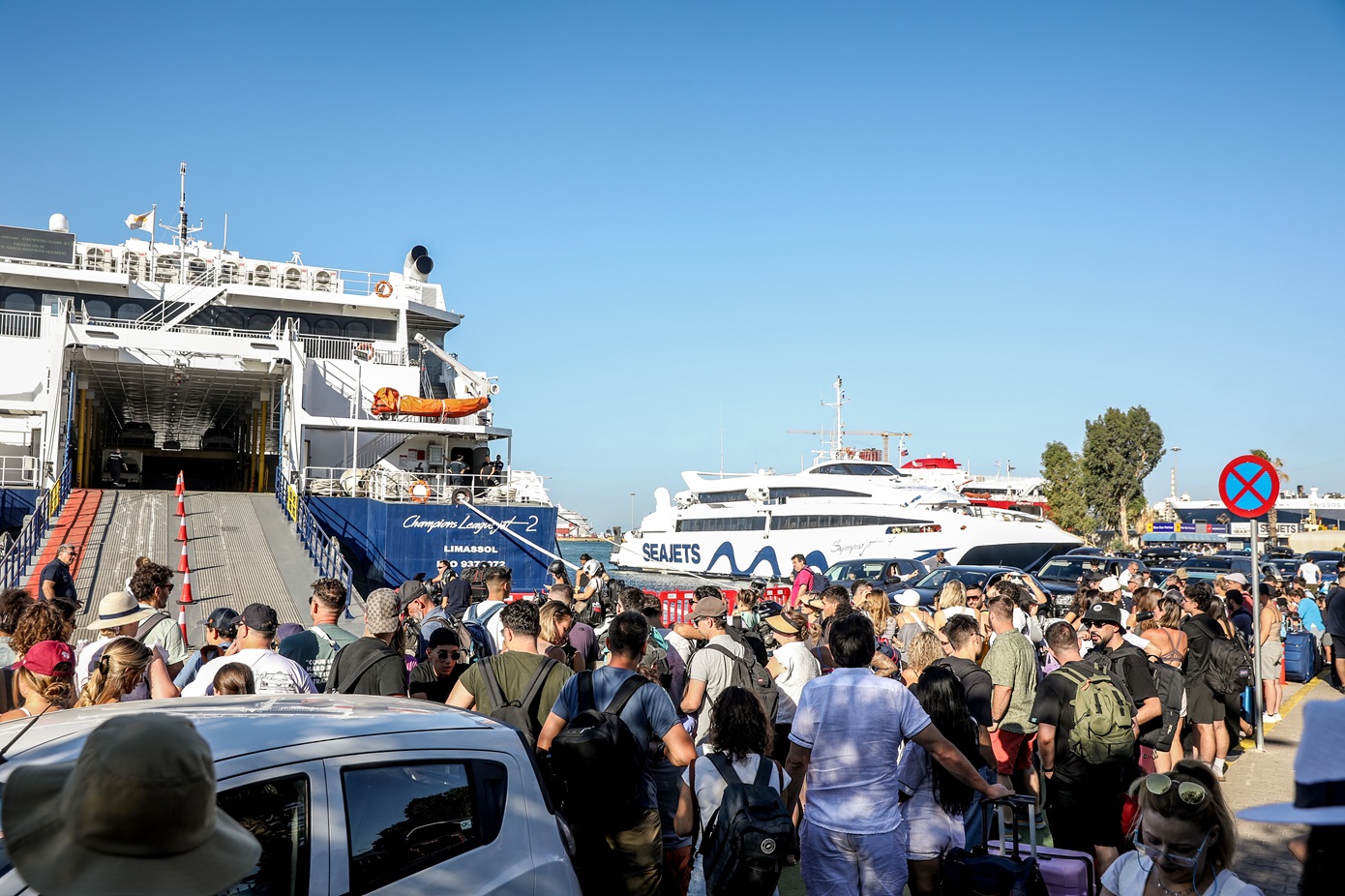 Πάνω από 129.000 επιβάτες αναχώρησαν από τα λιμάνια της Αττικής το τριήμερο – Γεμάτα τα λεωφορεία των ΚΤΕΛ
