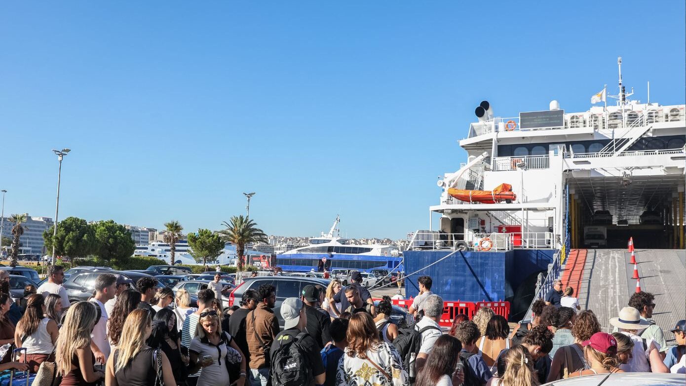 Δεκαπενταύγουστος: Γέμισαν με αδειούχους τα λιμάνια Πειραιά, Ραφήνας και Λαυρίου – Κορυφώνεται η έξοδος προς τα νησιά