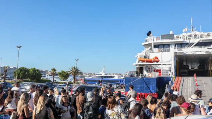 Δεκαπενταύγουστος: Γέμισαν με αδειούχους τα λιμάνια Πειραιά, Ραφήνας και Λαυρίου – Κορυφώνεται η έξοδος προς τα νησιά