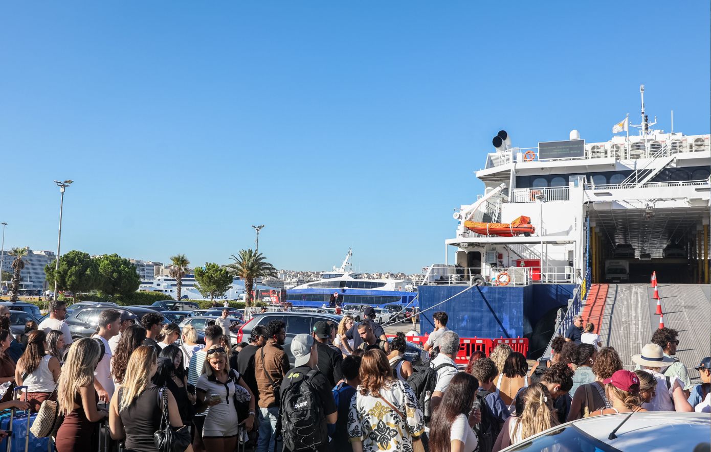 Δεκαπενταύγουστος: Γέμισαν με αδειούχους τα λιμάνια Πειραιά, Ραφήνας και Λαυρίου – Κορυφώνεται η έξοδος προς τα νησιά