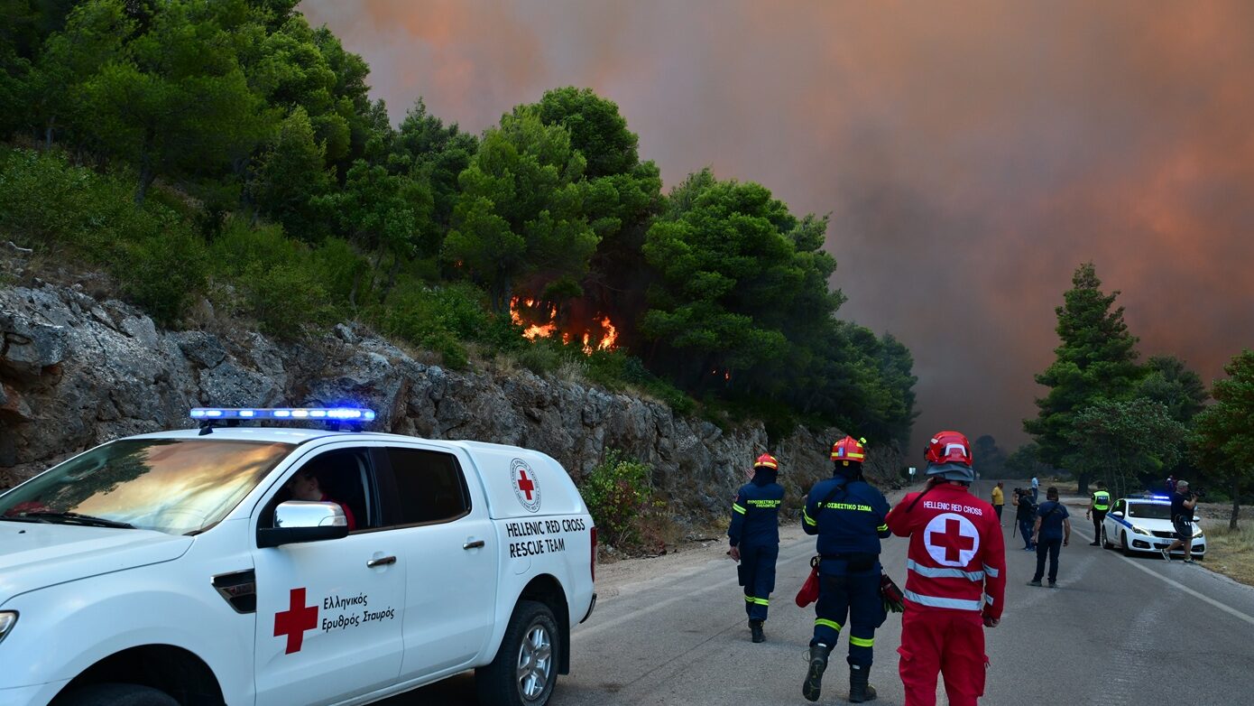 Φωτιά στο Πόρτο Γερμενό: Ηλικιωμένο ζευγάρι απεγκλωβίστηκε από το σπίτι που φλεγόταν