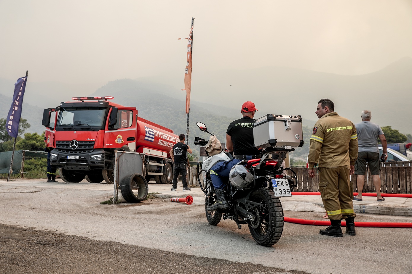 Αδελφός αντιδημάρχου συνελήφθη στην Ψάθα – Παραβίασε τον αποκλεισμό και έπεσε πάνω στα συντρίμμια του ελικοπτέρου