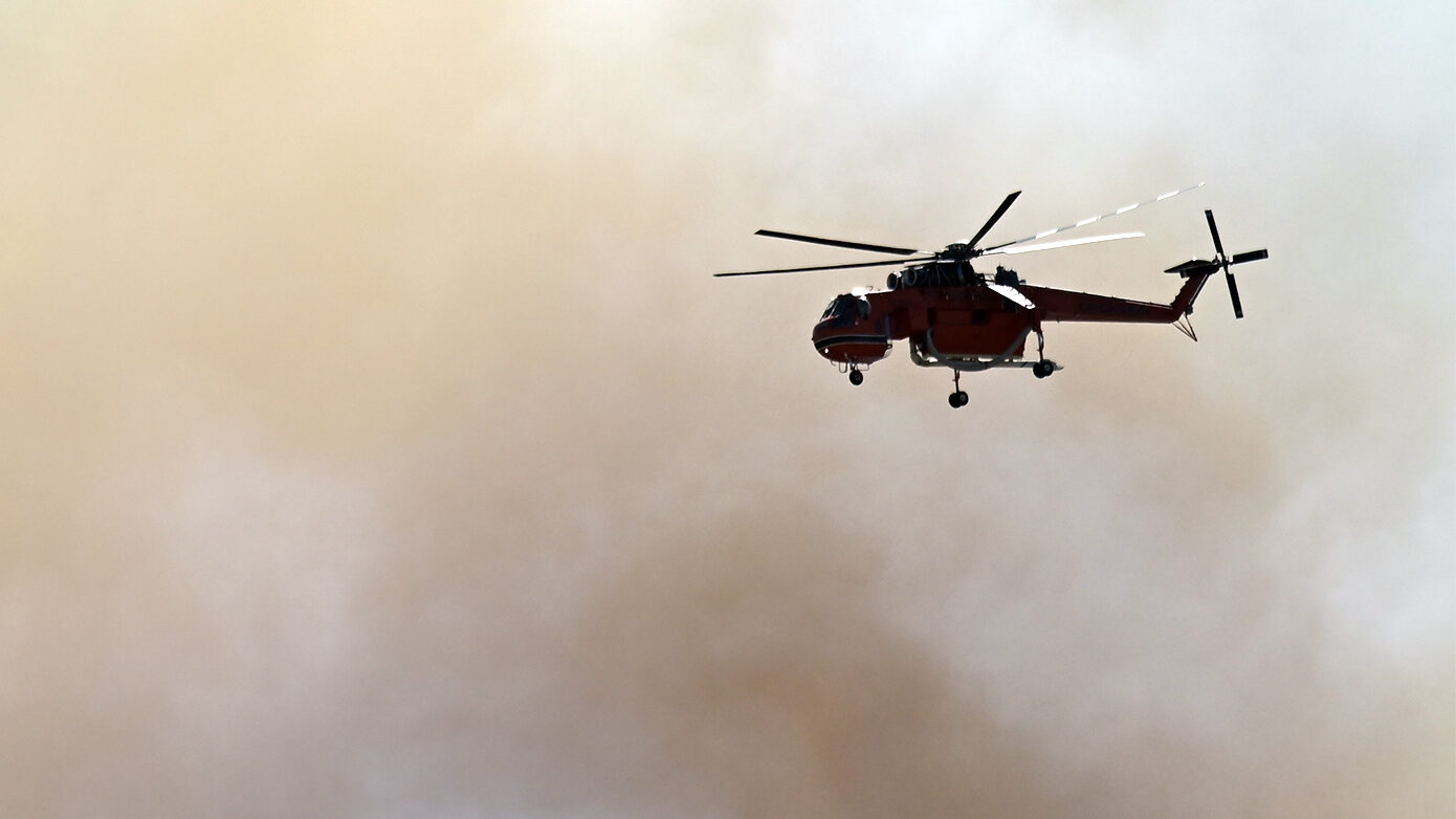 Φωτιά στη Νέα Τένεδο Χαλκιδικής: Στη μάχη 47 πυροσβέστες και ελικόπτερο