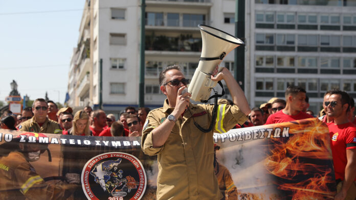Εποχικοί πυροσβέστες στους δρόμους – «Ήρθε η ώρα να βγάλουμε τα μπεζ, οι καταστροφές δεν είναι εποχικές»