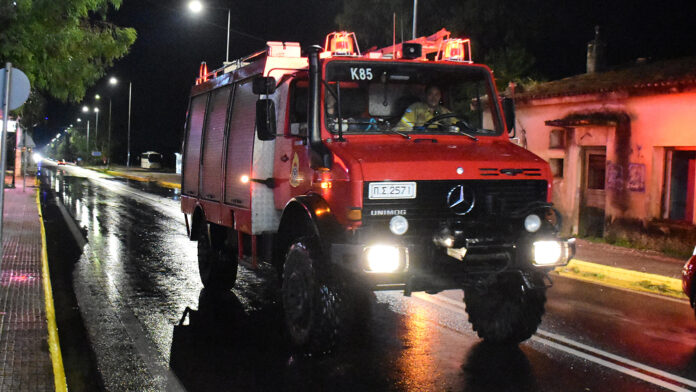 Φωτιά σε κατάστημα ναυτιλιακών ειδών στον Άλιμο υπό έλεγχο