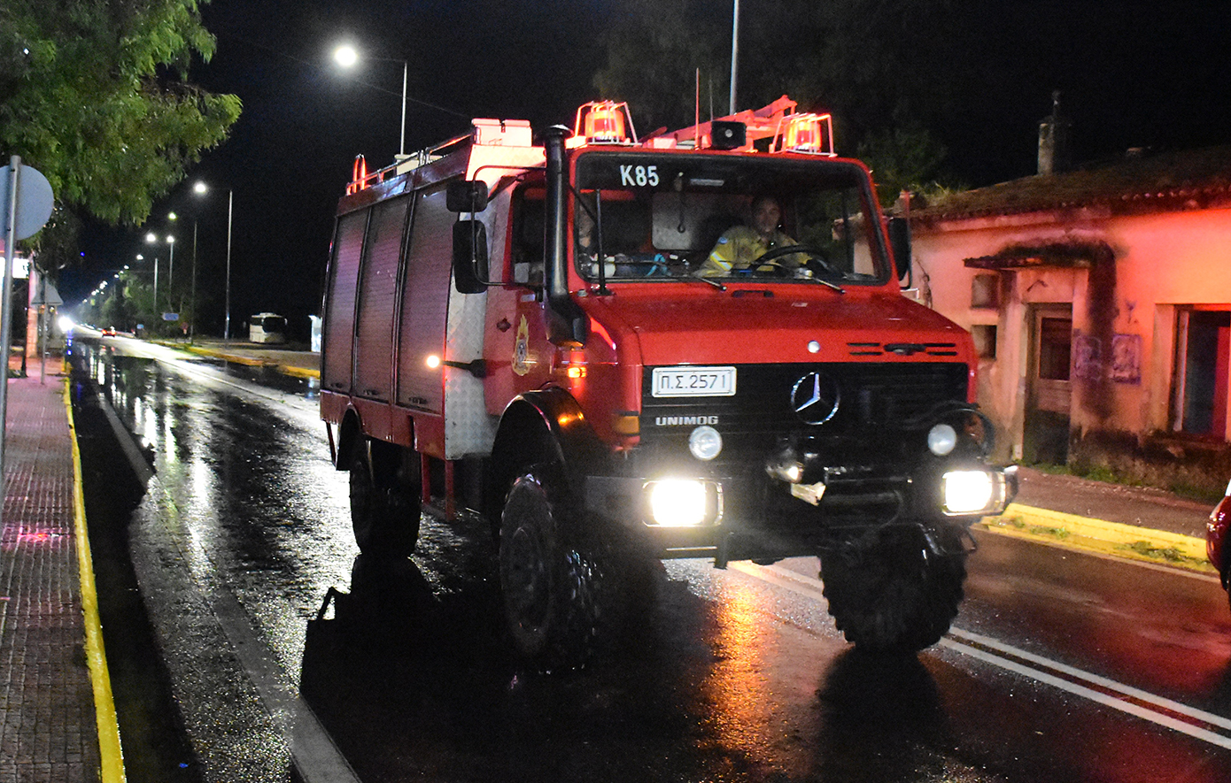 Φωτιά σε κατάστημα ναυτιλιακών ειδών στον Άλιμο υπό έλεγχο
