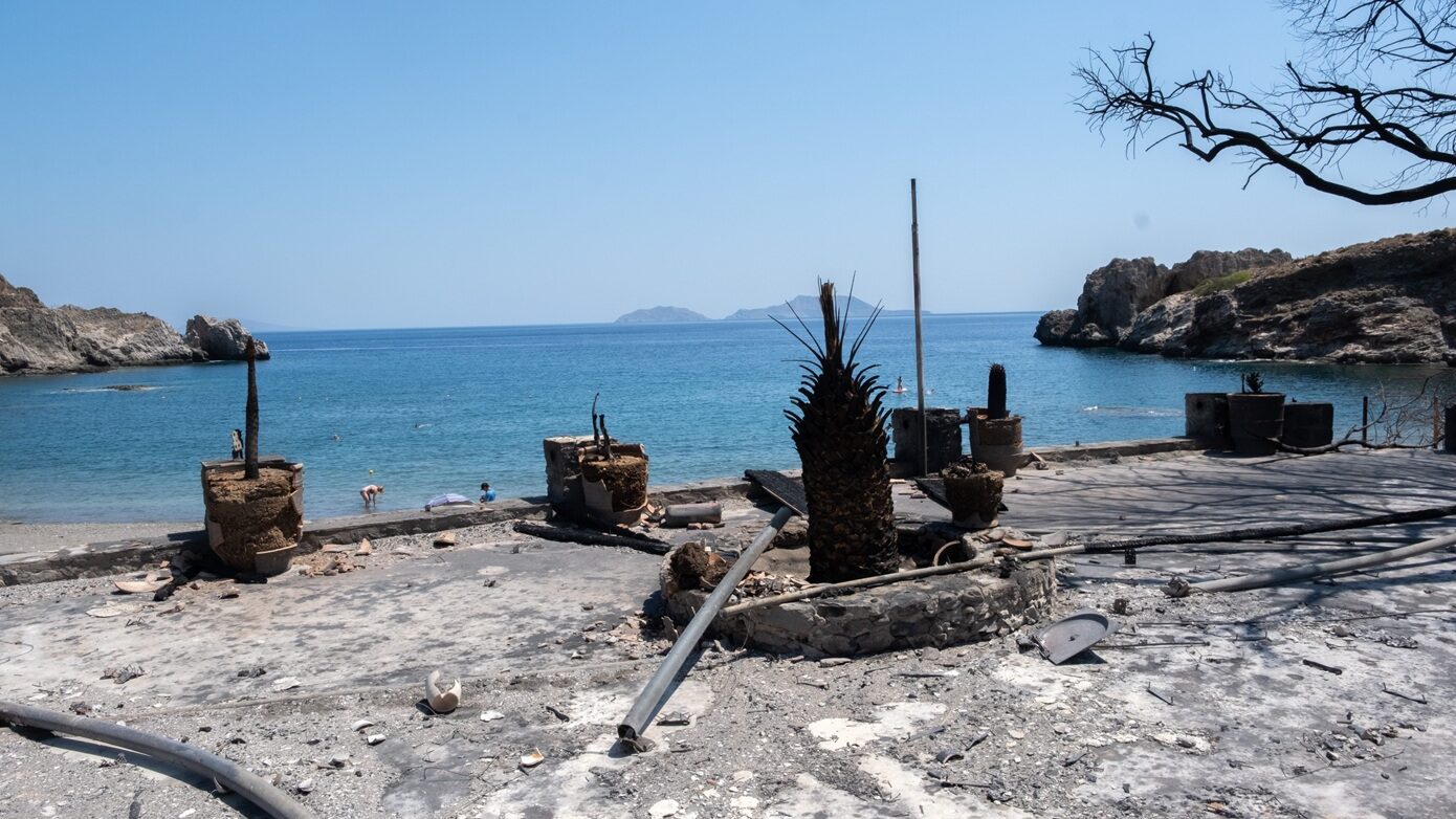 Φωτιά στο νότιο Ρέθυμνο: Εικόνες από τη μαυρισμένη γη μετά την κατάσβεση στη θάλασσα