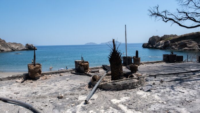 Φωτιά στο νότιο Ρέθυμνο: Εικόνες από τη μαυρισμένη γη μετά την κατάσβεση στη θάλασσα
