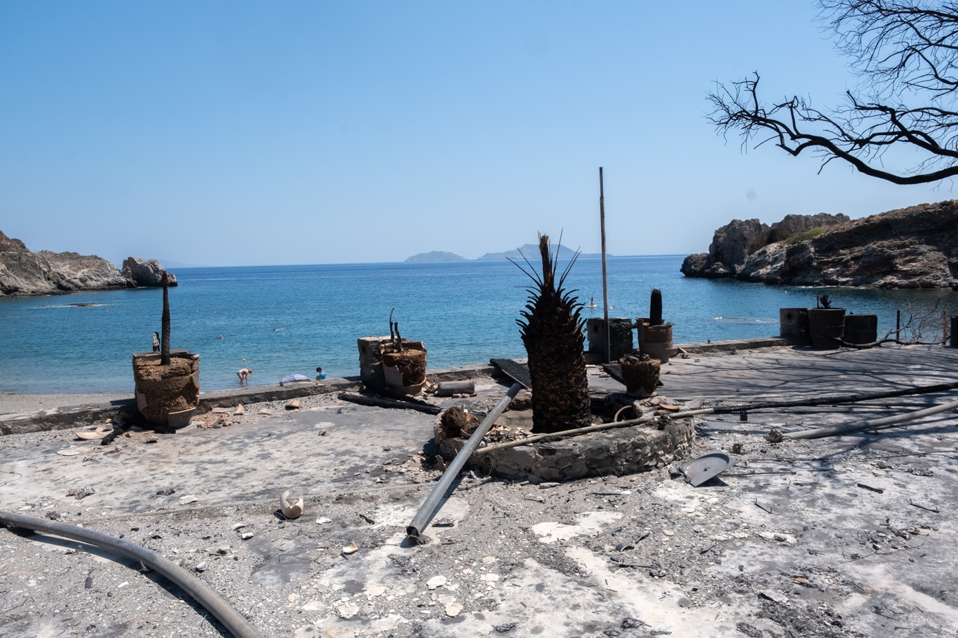 Φωτιά στο νότιο Ρέθυμνο: Εικόνες από τη μαυρισμένη γη μετά την κατάσβεση στη θάλασσα